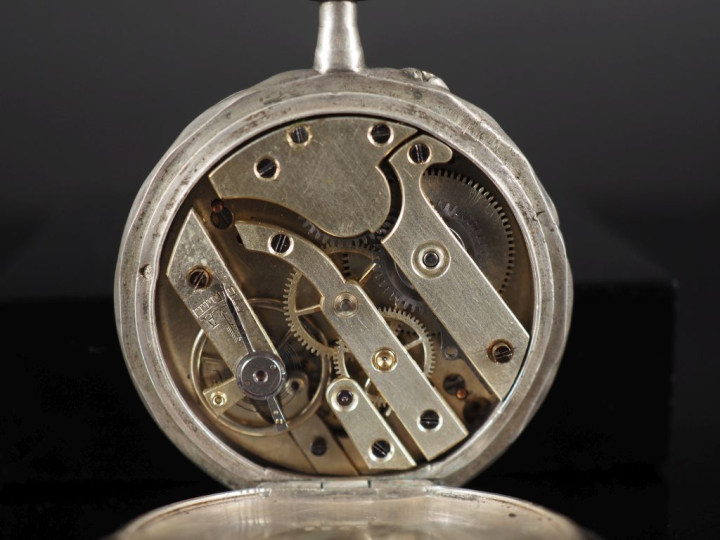 Ensemble comprenant :  - une montre de gousset en argent.  Cadran à ch