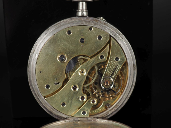 Ensemble comprenant :  - une montre de gousset en argent.  Cadran à ch