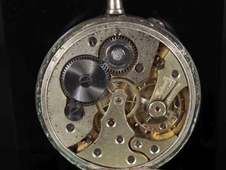 Ensemble comprenant :  - une montre de gousset en argent.  Cadran à ch