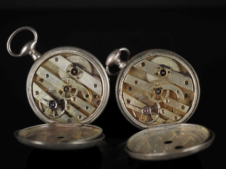 Ensemble comprenant :  - une montre de gousset en argent.  Cadran à ch