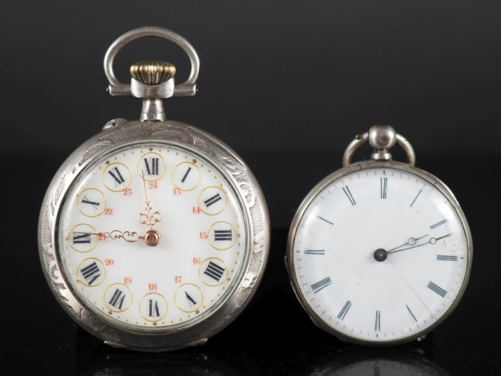 Ensemble comprenant :  - une montre de col en argent.  Cadran à chiffr