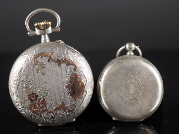 Ensemble comprenant :  - une montre de col en argent.  Cadran à chiffr