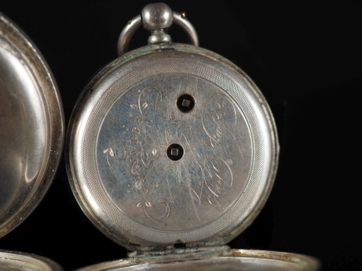 Ensemble comprenant :  - une montre de col en argent.  Cadran à chiffr