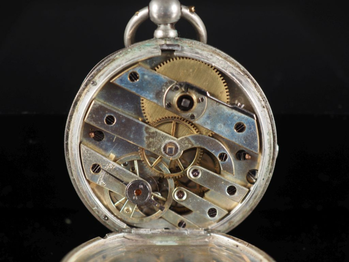Ensemble comprenant :  - une montre de col en argent.  Cadran à chiffr