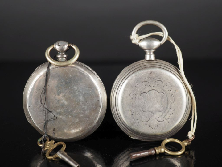 Ensemble comprenant :  - une montre de gousset en argent.  Cadran à ch