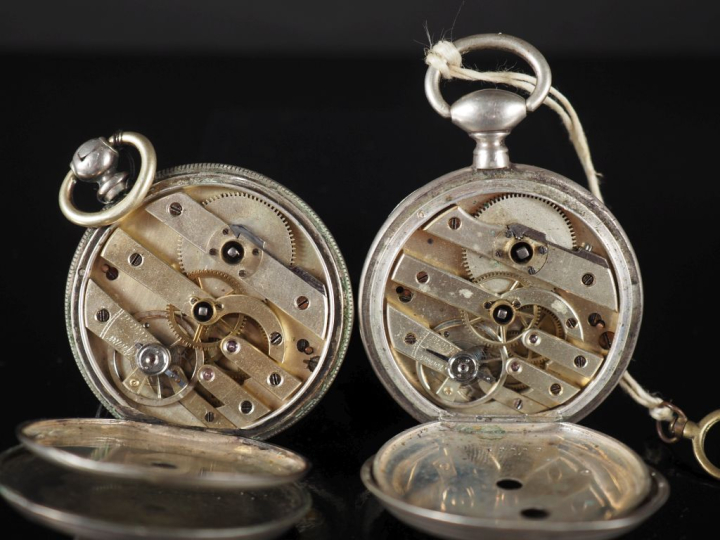 Ensemble comprenant :  - une montre de gousset en argent.  Cadran à ch