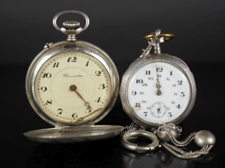 Ensemble comprenant :  - une montre de gousset en argent.  Cadran à ch