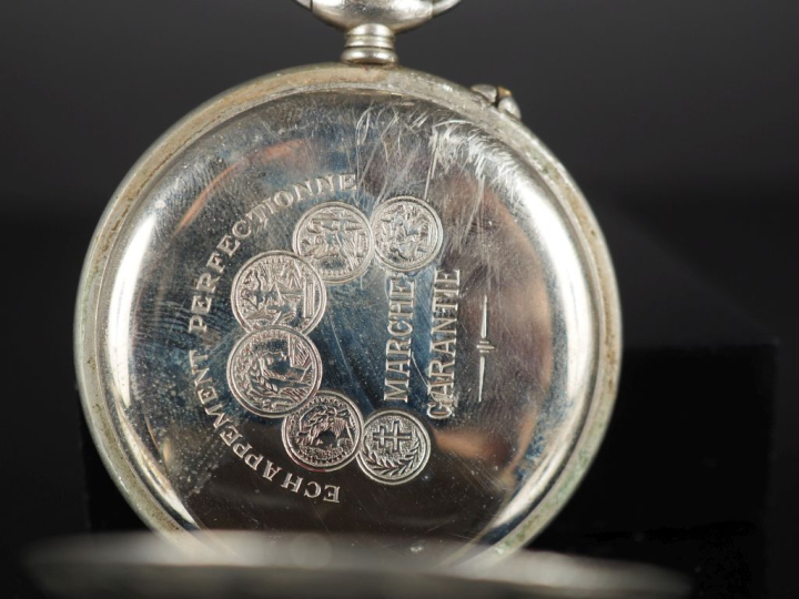 Ensemble comprenant :  - une montre de gousset en argent.  Cadran à ch