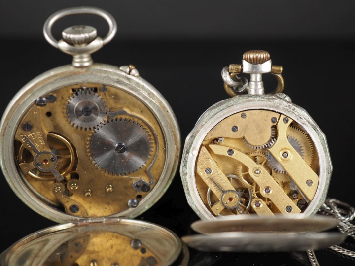 Ensemble comprenant :  - une montre de gousset en argent.  Cadran à ch