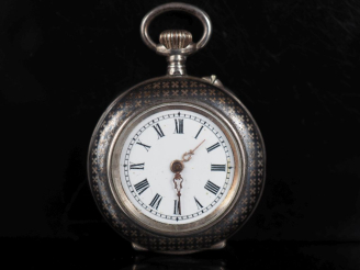 Vente aux enchères Montre de col en argent 800.  Cadran à chiffres romains pour les heure