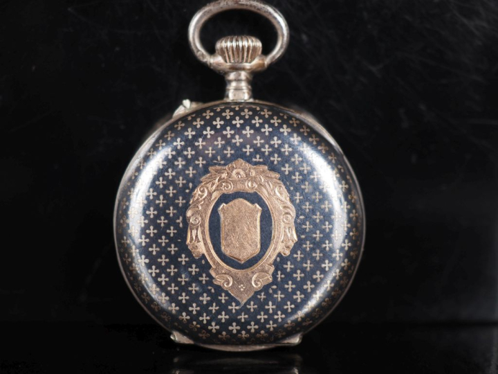 Montre de col en argent 800.  Cadran à chiffres romains pour les heure