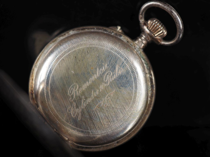 Montre de col en argent 800.  Cadran à chiffres romains pour les heure
