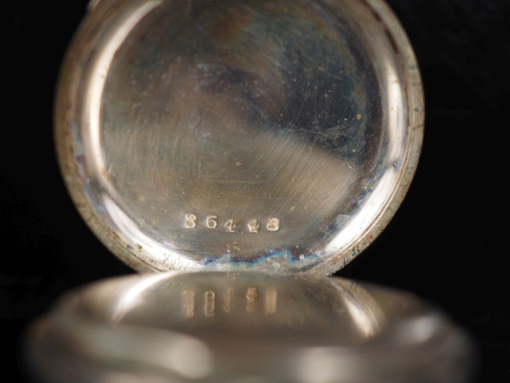Montre de col en argent 800.  Cadran à chiffres romains pour les heure