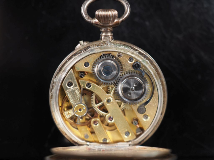 Montre de col en argent 800.  Cadran à chiffres romains pour les heure