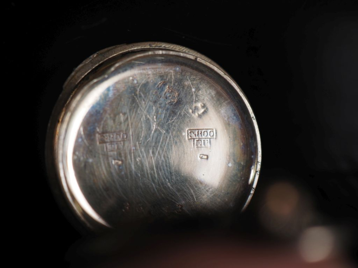 Montre de col en argent 800.  Cadran à chiffres romains pour les heure