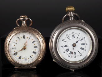 Vente aux enchères VUILLEMIN N°22509 Montre de col en argent doré.  Cadran à chiffres rom