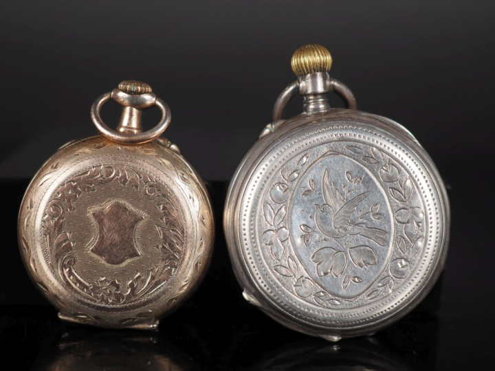 VUILLEMIN N°22509 Montre de col en argent doré.  Cadran à chiffres rom