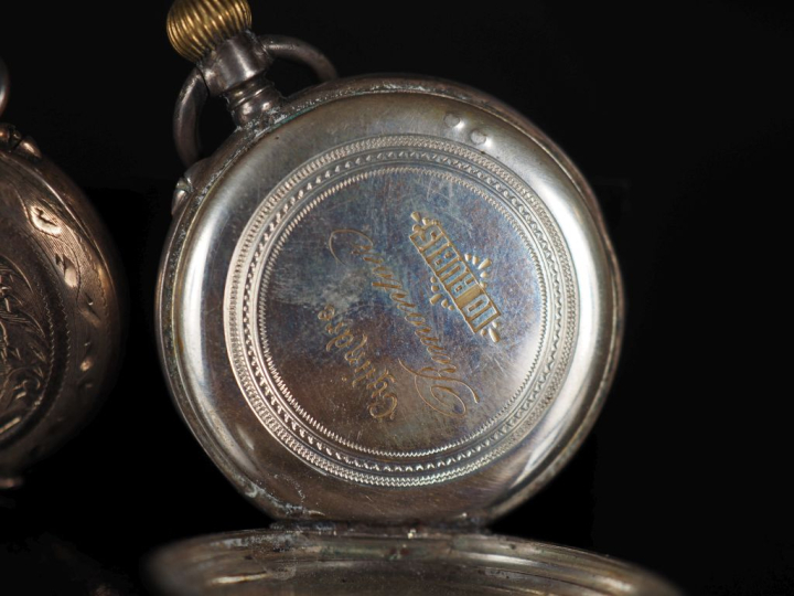 VUILLEMIN N°22509 Montre de col en argent doré.  Cadran à chiffres rom