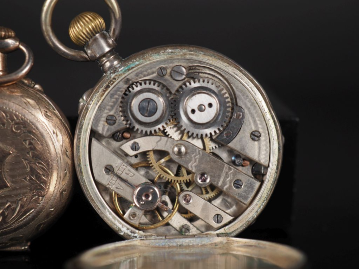 VUILLEMIN N°22509 Montre de col en argent doré.  Cadran à chiffres rom