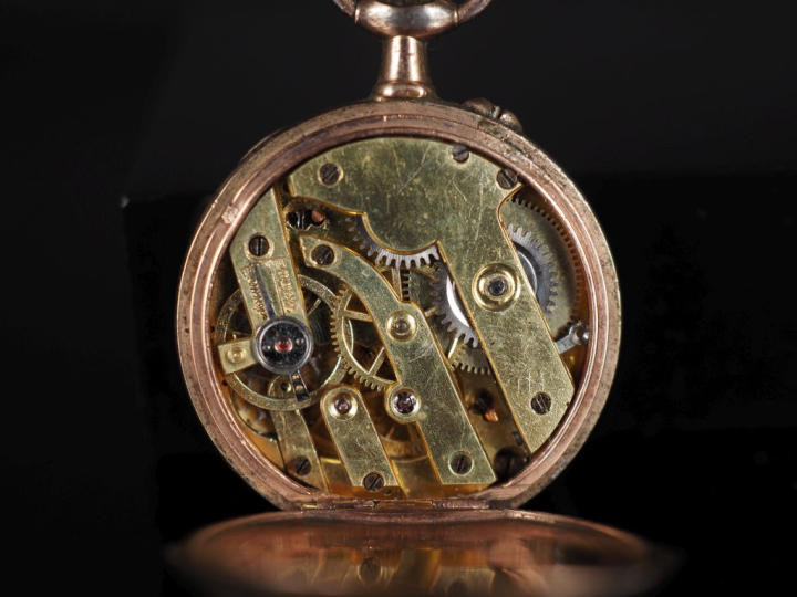 VUILLEMIN N°22509 Montre de col en argent doré.  Cadran à chiffres rom
