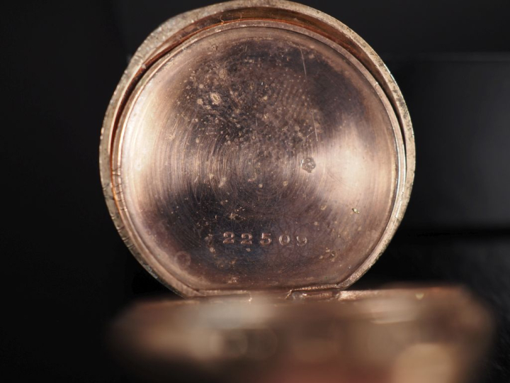 VUILLEMIN N°22509 Montre de col en argent doré.  Cadran à chiffres rom