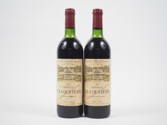 Vente aux enchères 2 BOUTEILLES CHÂTEAU LA LOUVIÈRE GRAVES - 1977 - 2 LB/ET