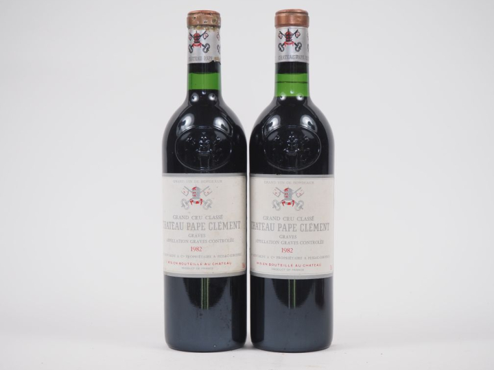 2 BOUTEILLES CHÂTEAU PAPE CLÉMENT GCC GRAVES - 1982 - BG/1 CAPSULE LÉG