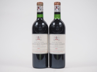 Vente aux enchères 2 BOUTEILLES CHÂTEAU PAPE CLÉMENT GCC GRAVES - 1982 - BG/1 CAPSULE LÉG