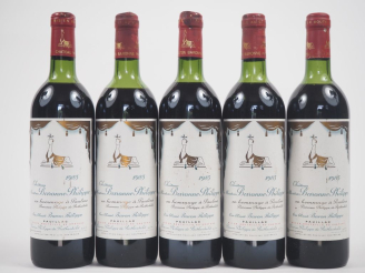 Vente aux enchères 5 BOUTEILLES CHÂTEAU MOUTON BARONNE PHILIPPE PAUILLAC - 1983 - 2 LB/2 