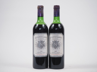 Vente aux enchères 2 BOUTEILLES CHÂTEAU LA CONSEILLANTE POMEROL - 1984 - HEP/CAPSULES ABI
