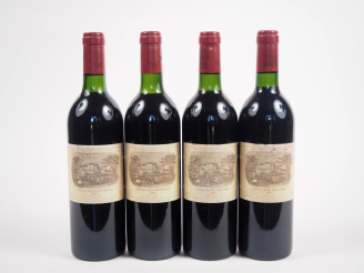 Vente aux enchères 4 BOUTEILLES CHÂTEAU LAFITE ROTHSCHILD 1er GCC PAUILLAC - 1984 - 2 BG/