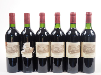 Vente aux enchères 6 BOUTEILLES CHÂTEAU LAFITE ROTHSCHILD 1er GCC PAUILLAC - 1984 - 2 BG/