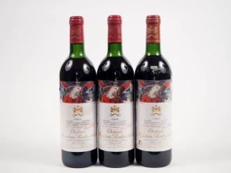 Vente aux enchères 3 BOUTEILLES CHÂTEAU MOUTON ROTHSCHILD 1er GCC PAUILLAC - 1985 - 1 BG/