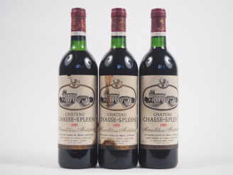 Vente aux enchères 3 BOUTEILLES CHÂTEAU CHASSE SPLEEN MOULIS - 1985 - 2 BG/1 LB/1 ET