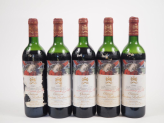 Vente aux enchères 5 BOUTEILLES CHÂTEAU MOUTON ROTHSCHILD 1er GCC PAUILLAC - 1985- 1 HEP/
