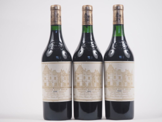 Vente aux enchères 3 BOUTEILLE CHÂTEAU HAUT BRION 1er GCC GRAVES - 1986 - 1 à 1,3 CM/1 à 