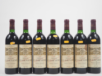 Vente aux enchères 7 BOUTEILLES CHÂTEAU LA LOUVIÈRE GCC GRAVES - 1986 - 5 BG/2 LB 