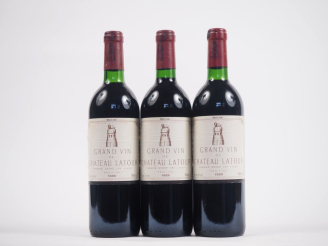 Vente aux enchères 3 BOUTEILLES CHÂTEAU LATOUR 1er GCC PAUILLAC - 1989 - 2 BG/CAPSULES LÉ