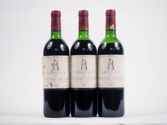 Vente aux enchères 3 BOUTEILLES CHÂTEAU LATOUR 1er GCC PAUILLAC - 1989 - 1 LB/1 HEP/1 MEP