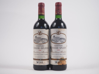 Vente aux enchères 2 BOUTEILLES CHÂTEAU CHASSE SPLEEN MOULIS - 1990 - 1 BG/1 ETT 
