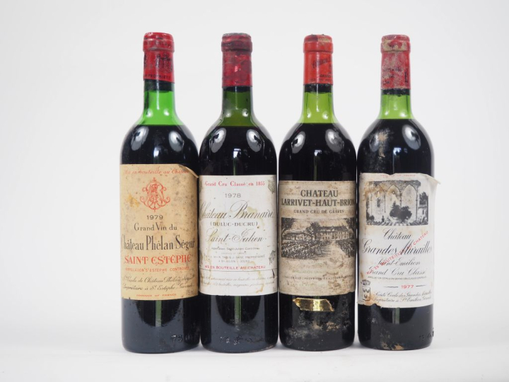 4 BOUTEILLES : 1 CHÂTEAU PHÉLAN SÉGUR ST ESTÈPHE 1979 HEP-MEP/ET/CAPSU