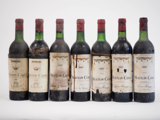Vente aux enchères 7 BOUTEILLES MOUTON CADET BORDEAUX : 2 DE 1970 1 BG/1 LB/BS - 2 DE 197