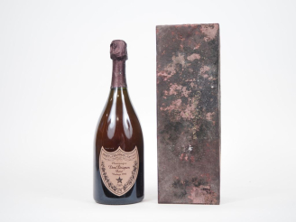 Vente aux enchères 1 BOUTEILLE CHAMPAGNE DOM PÉRIGNON ROSÉ - 1995 - COFFRET TRÈS ABIMÉ
