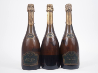 Vente aux enchères 3 BOUTEILLES CHAMPAGNE JEAN PIERRE LAMOUREUX "CUVEE PRESTIGE" - 2001 -