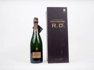 Vente aux enchères 1 BOUTEILLE CHAMPAGNE BOLLINGER R.D. 2002 - COFFRET LÉGER ABIMÉ