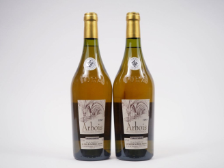 Vente aux enchères 2 BOUTEILLES ARBOIS "LA CAVE DE LA REINE JEANNE" - 1997 