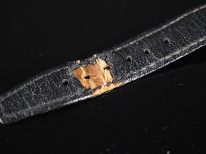 OMEGA Montre bracelet en métal.  Cadran rond à chiffres romains et ind