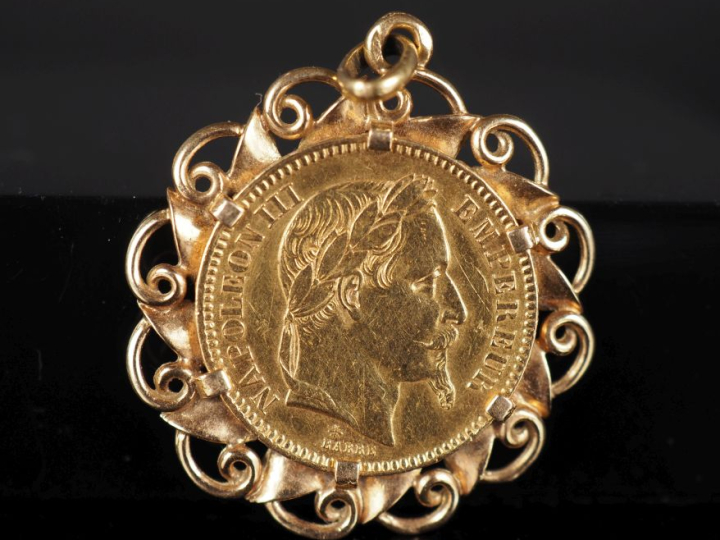 Pendentif en or jaune 750, serti en son centre d'un pièce de 20 Francs