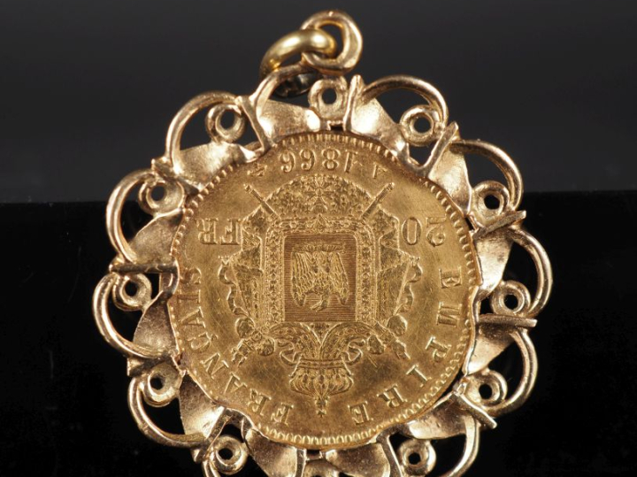 Pendentif en or jaune 750, serti en son centre d'un pièce de 20 Francs