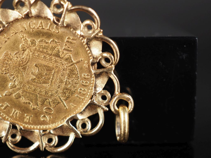 Pendentif en or jaune 750, serti en son centre d'un pièce de 20 Francs